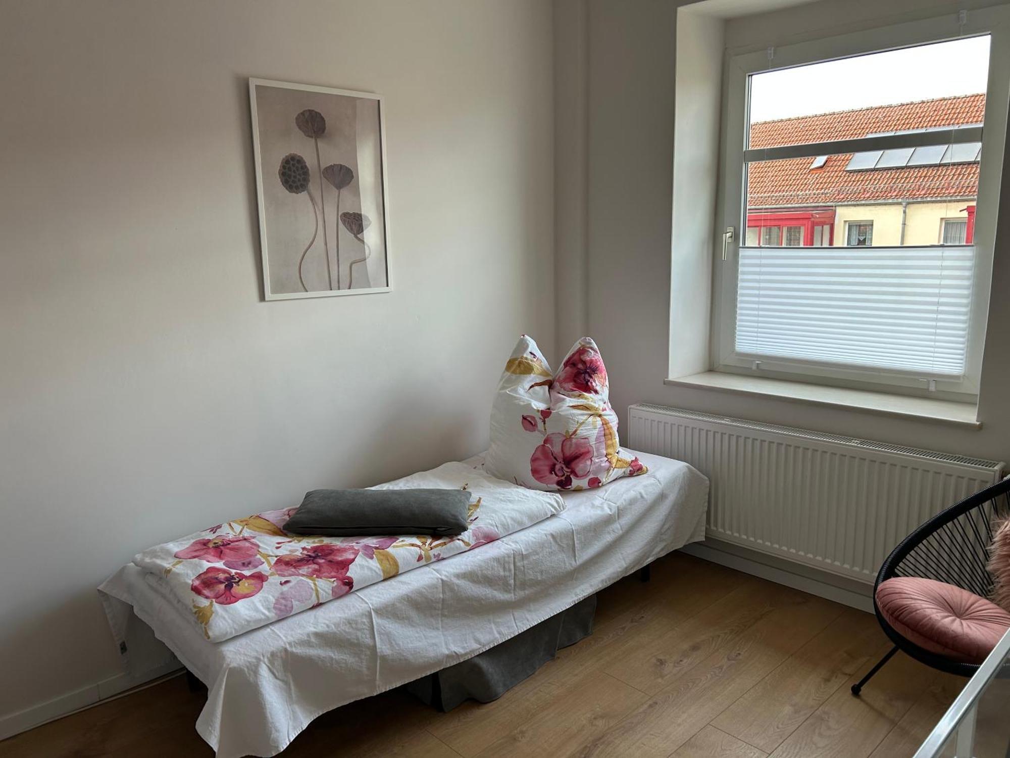 Schoene Neue 4 Zimmer Wohnung Mit Sued-Balkon Bis 8 Personen Naumburg  Exterior foto